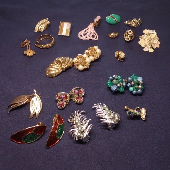 Estate Lot Vintage Jewelry 9 wearable pr Clip On Earrings, Sarah Cov, odd ones - Picture 1 of 2